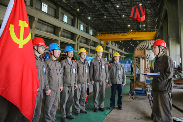 4月20日，91网
所属长兴发电公司政治宣传员杨晓权在A修现场开展政治宣讲。方磊 摄x.jpg