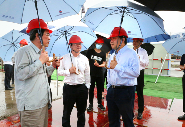 省人大常委会党组副书记、副主任李卫宁（右一）调研浙能乐清电厂三期项目。 楼玮瑶 摄.jpg