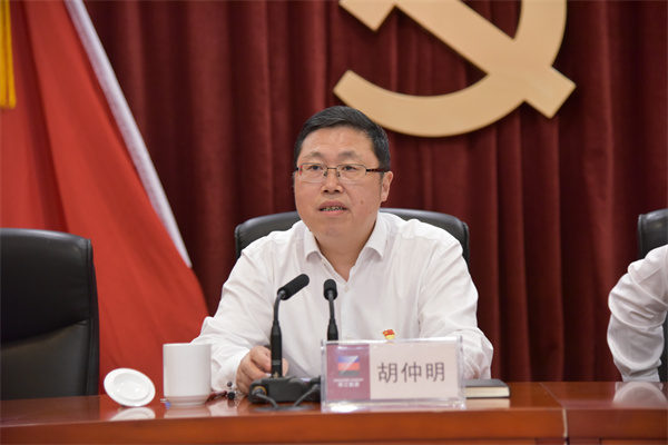 集团党委书记、董事长胡仲明上专题党课。 祝益军 摄.jpg