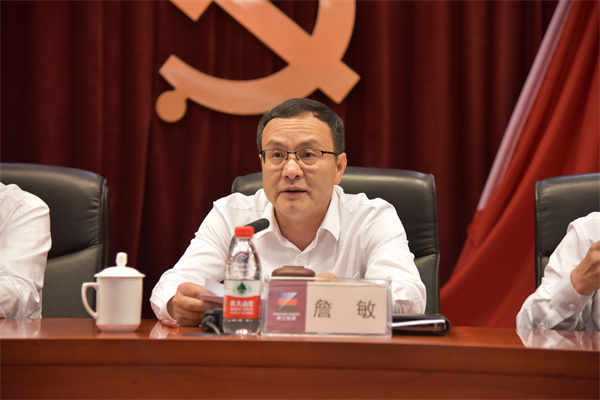 集团党委副书记、总经理詹敏宣读表彰文件。 祝益军 摄.jpg