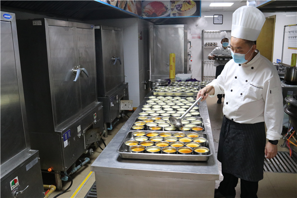 浙能物业余杭分公司全体动员，为大厦职工提供晚餐。 贺钢馗 摄.jpg